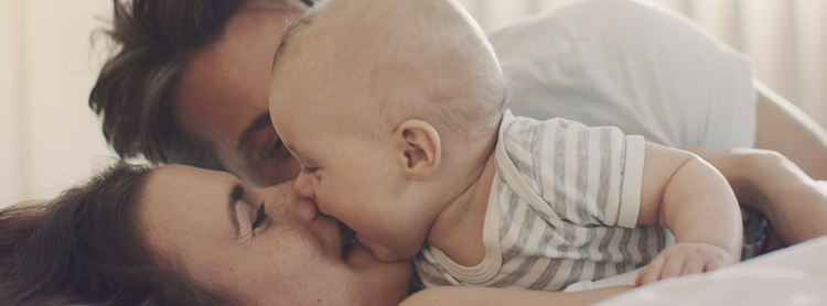 Familles en interaction avec des bébés