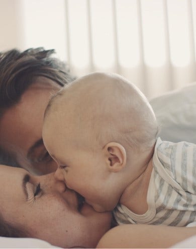 Familles en interaction avec des bébés